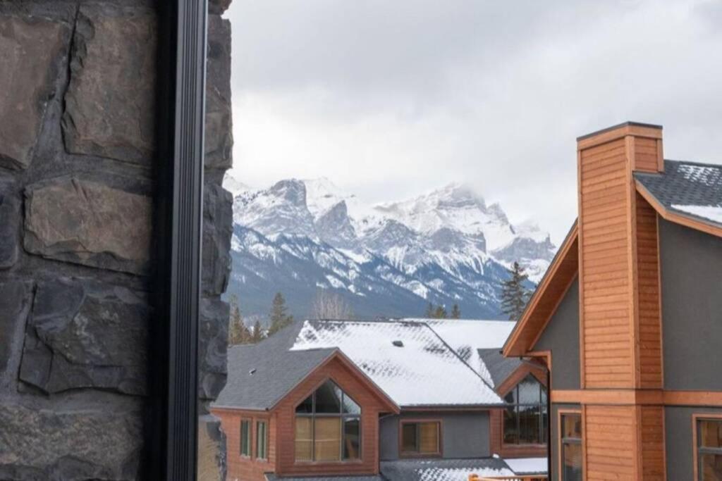 Spring Creek Luxury King One Bedroom At White Spruce Lodge Канмор Экстерьер фото