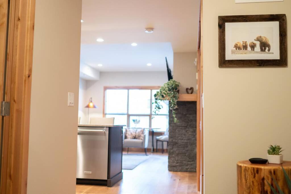 Spring Creek Luxury King One Bedroom At White Spruce Lodge Канмор Экстерьер фото