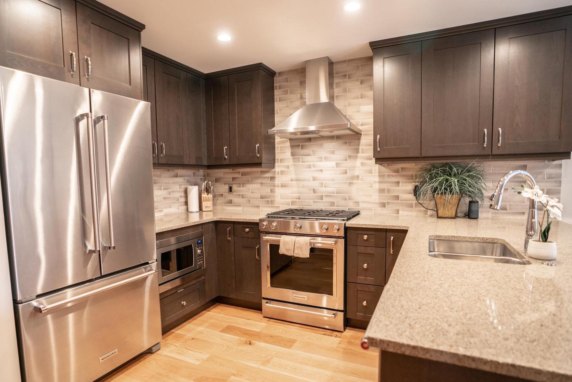 Spring Creek Luxury King One Bedroom At White Spruce Lodge Канмор Экстерьер фото