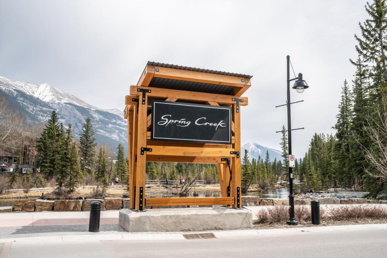 Spring Creek Luxury King One Bedroom At White Spruce Lodge Канмор Экстерьер фото