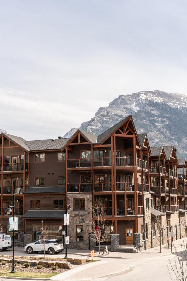 Spring Creek Luxury King One Bedroom At White Spruce Lodge Канмор Экстерьер фото