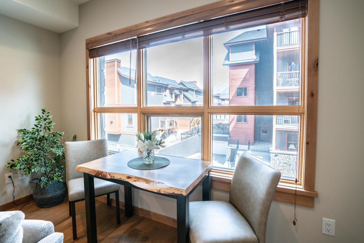 Spring Creek Luxury King One Bedroom At White Spruce Lodge Канмор Экстерьер фото