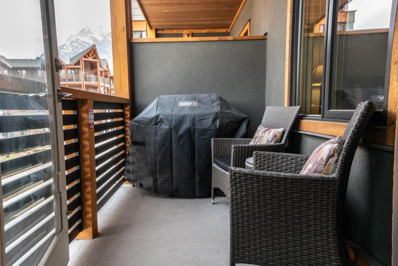 Spring Creek Luxury King One Bedroom At White Spruce Lodge Канмор Экстерьер фото