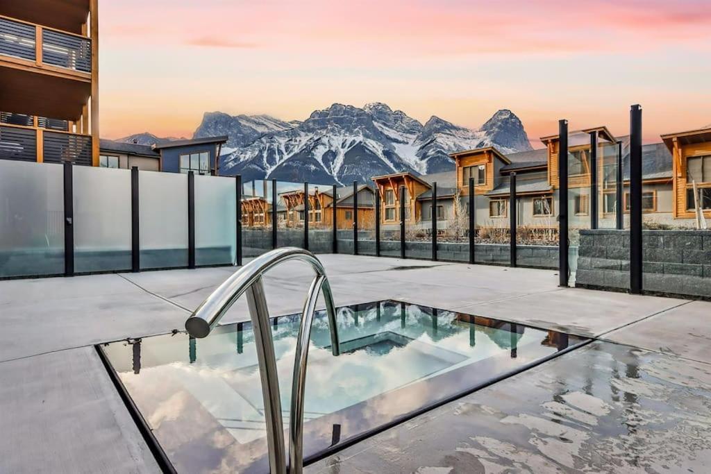 Spring Creek Luxury King One Bedroom At White Spruce Lodge Канмор Экстерьер фото