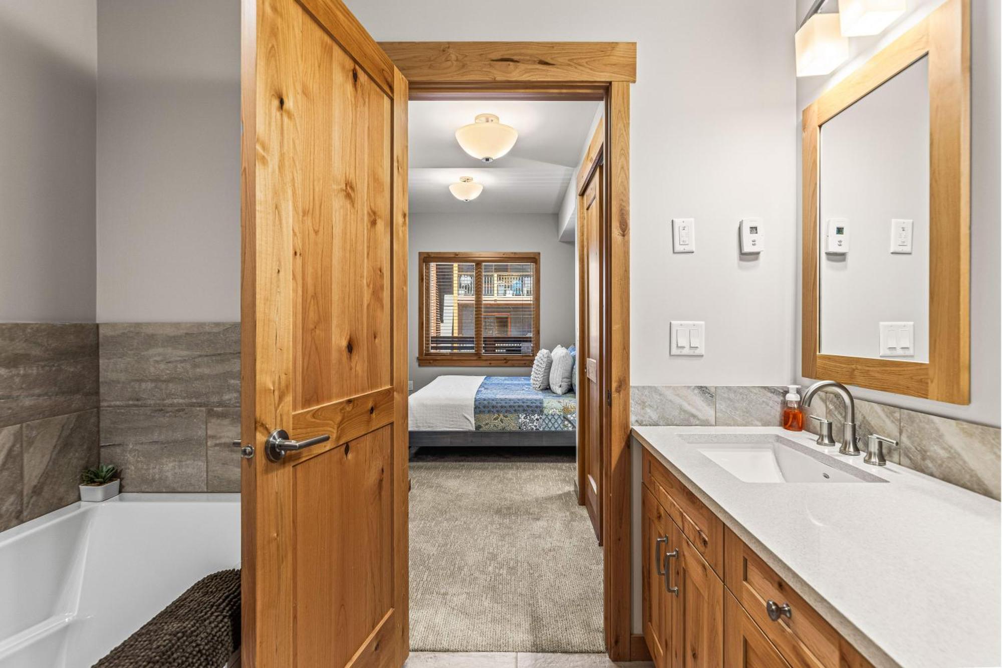Spring Creek Luxury King One Bedroom At White Spruce Lodge Канмор Экстерьер фото