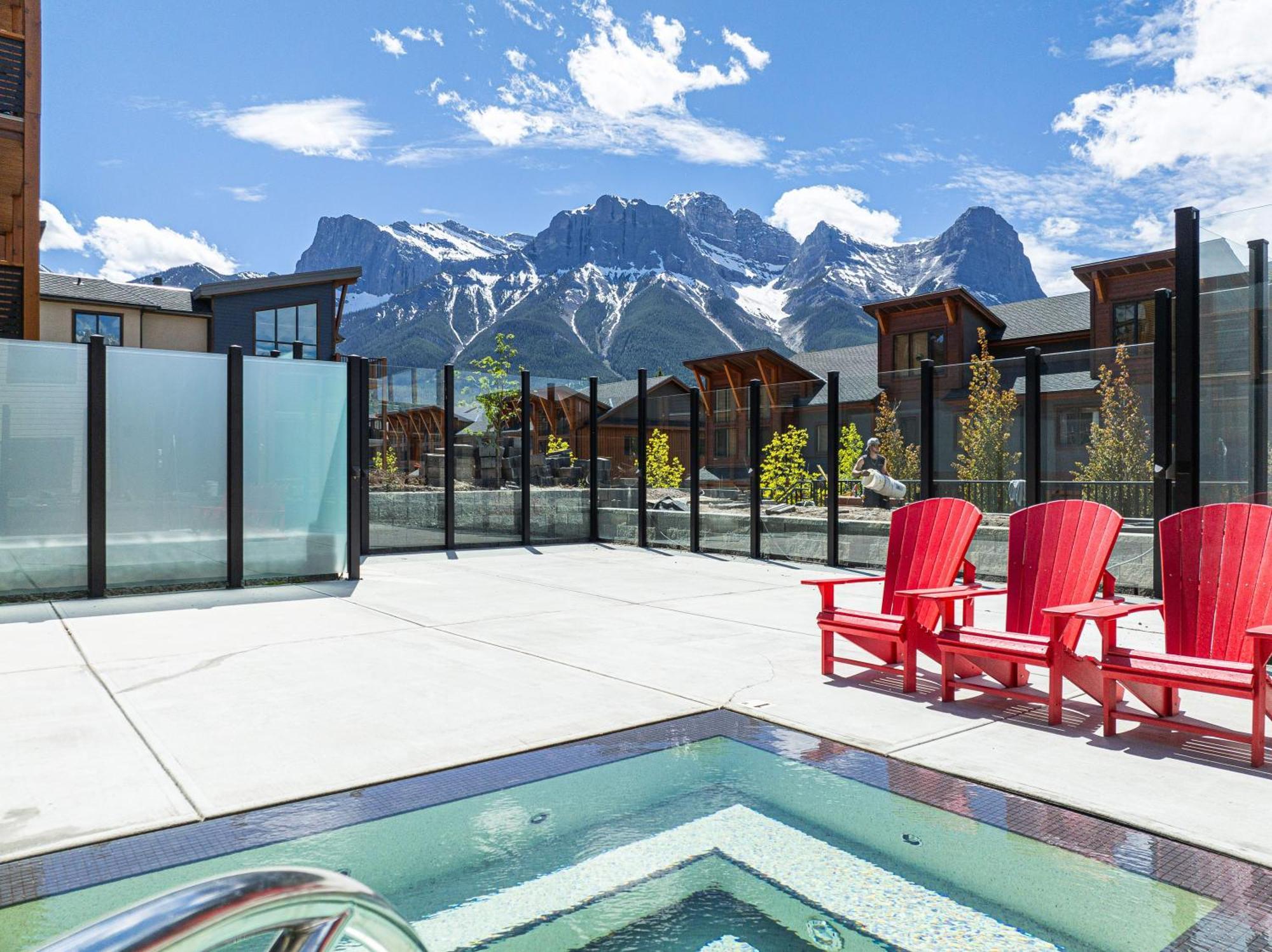 Spring Creek Luxury King One Bedroom At White Spruce Lodge Канмор Экстерьер фото