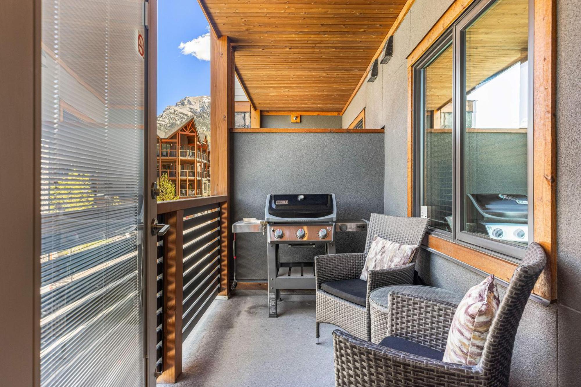 Spring Creek Luxury King One Bedroom At White Spruce Lodge Канмор Экстерьер фото