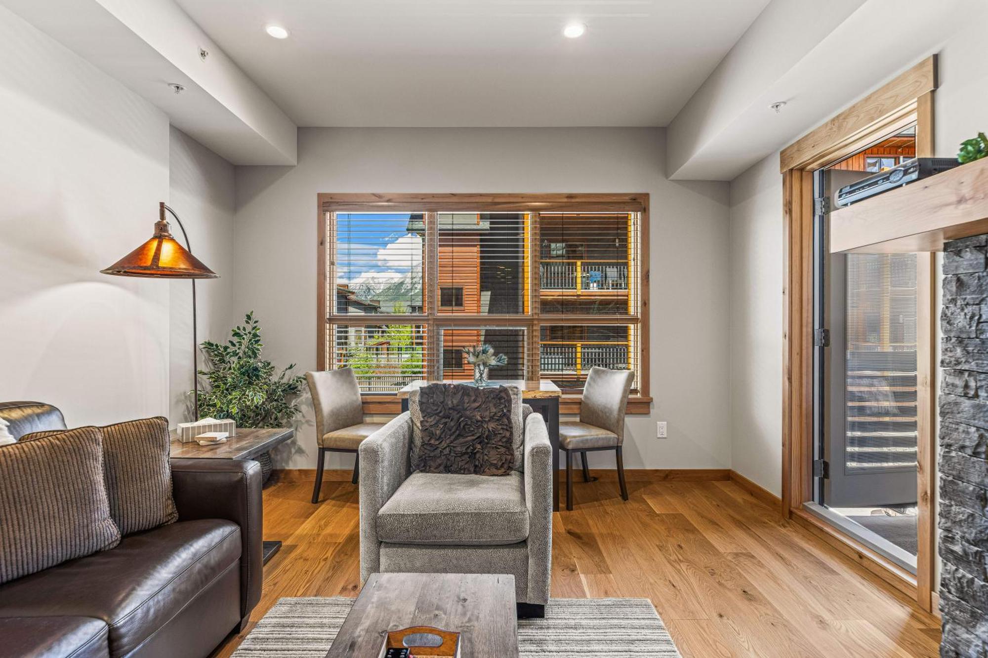 Spring Creek Luxury King One Bedroom At White Spruce Lodge Канмор Экстерьер фото