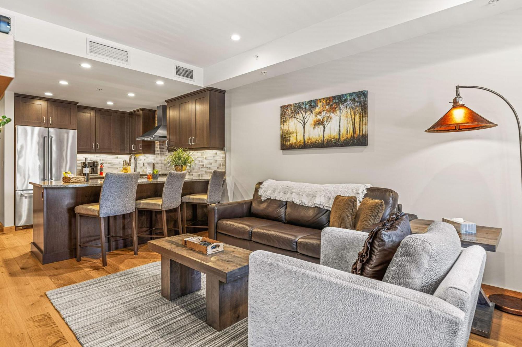 Spring Creek Luxury King One Bedroom At White Spruce Lodge Канмор Экстерьер фото