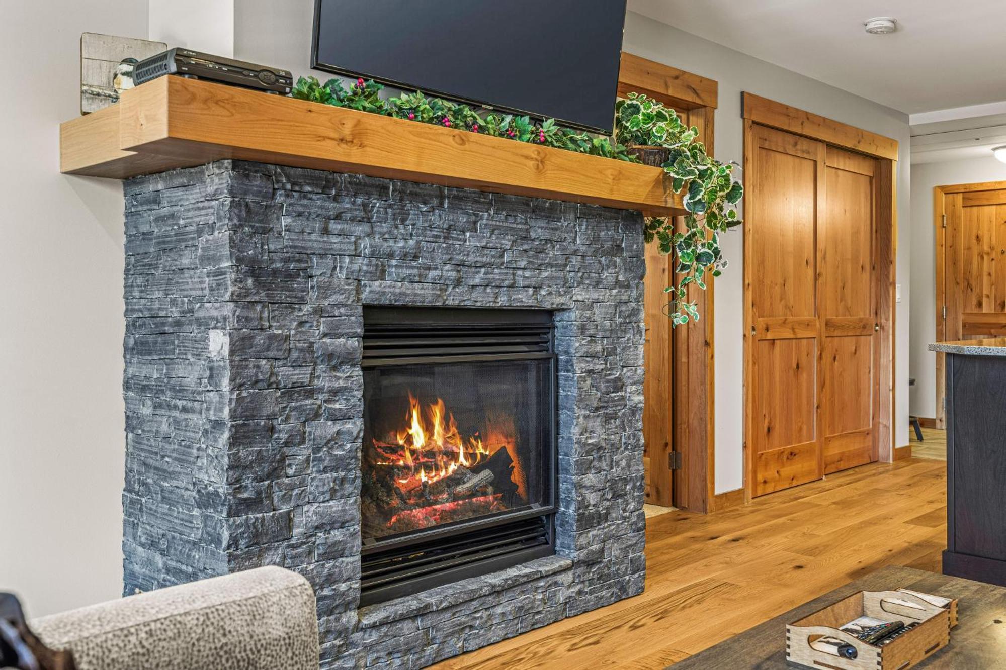 Spring Creek Luxury King One Bedroom At White Spruce Lodge Канмор Экстерьер фото