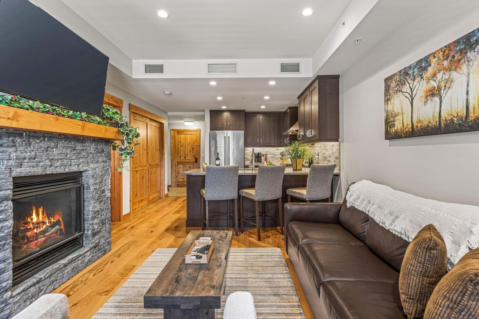 Spring Creek Luxury King One Bedroom At White Spruce Lodge Канмор Экстерьер фото