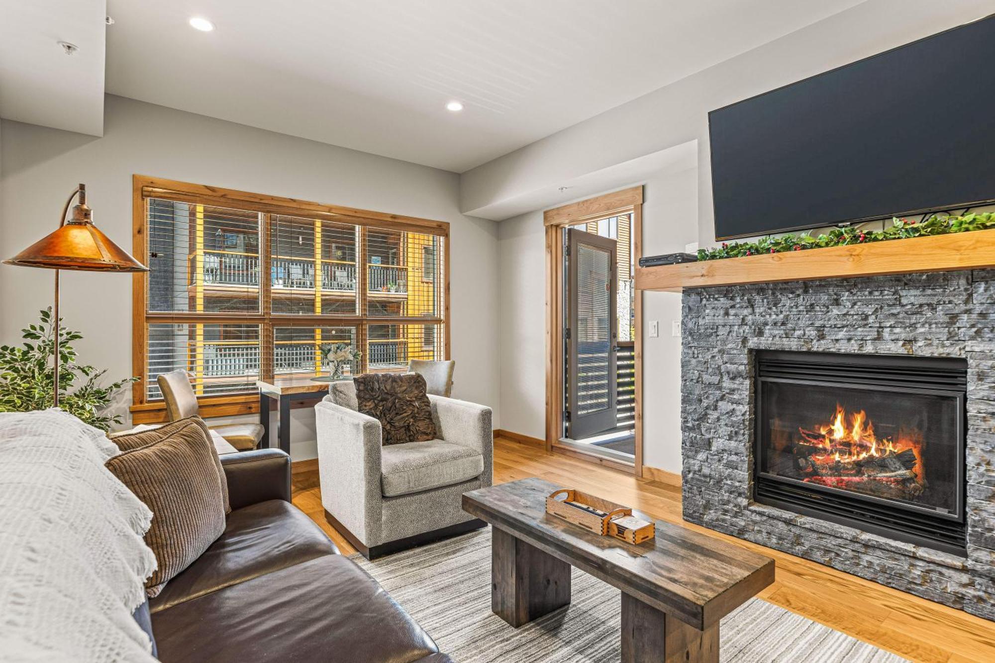 Spring Creek Luxury King One Bedroom At White Spruce Lodge Канмор Экстерьер фото