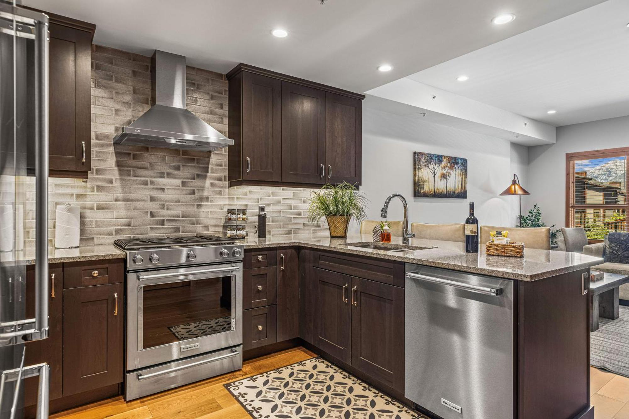 Spring Creek Luxury King One Bedroom At White Spruce Lodge Канмор Экстерьер фото