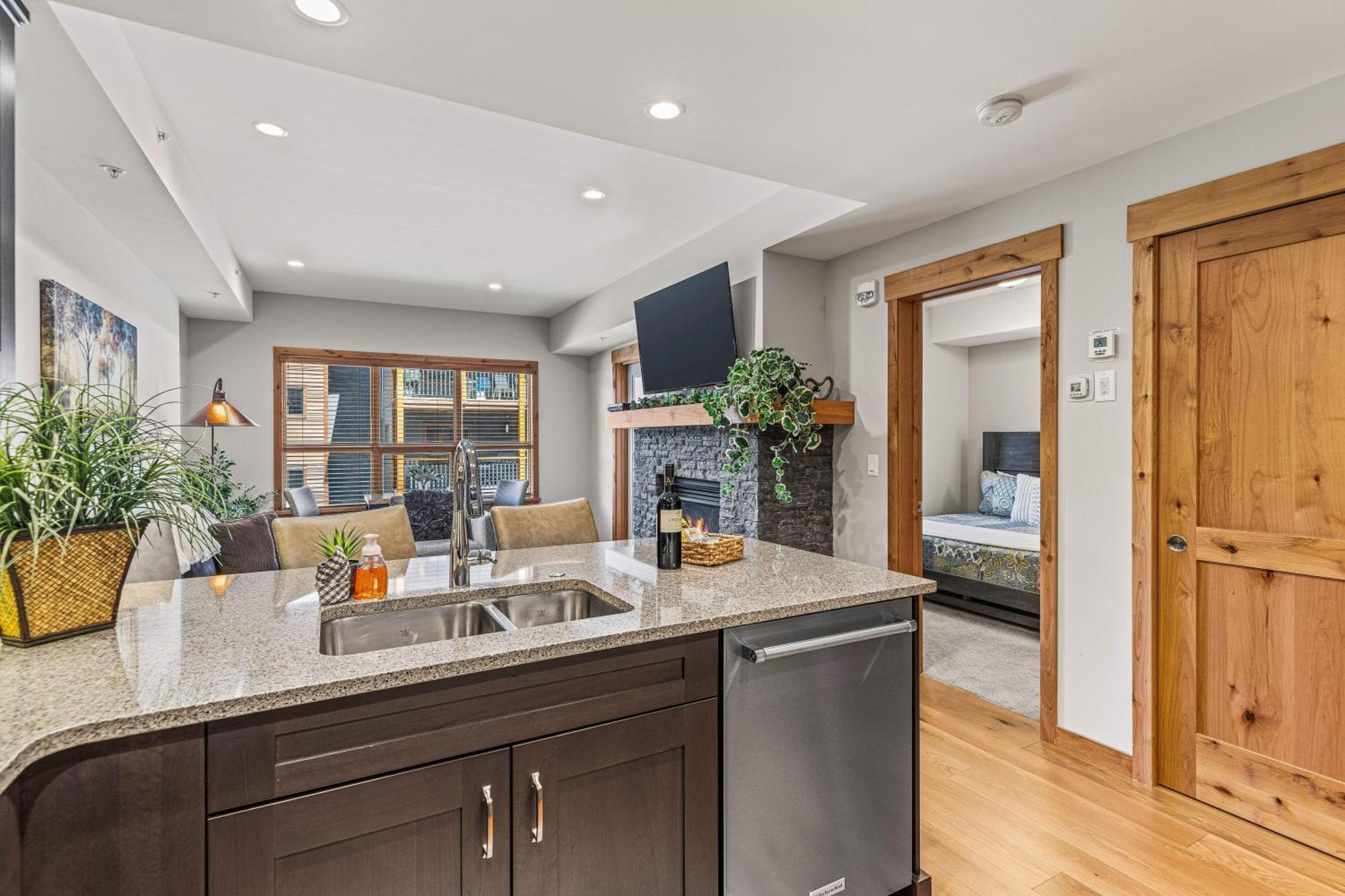 Spring Creek Luxury King One Bedroom At White Spruce Lodge Канмор Экстерьер фото