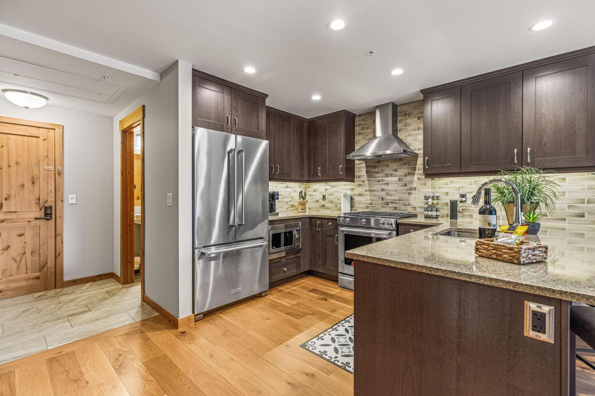 Spring Creek Luxury King One Bedroom At White Spruce Lodge Канмор Экстерьер фото