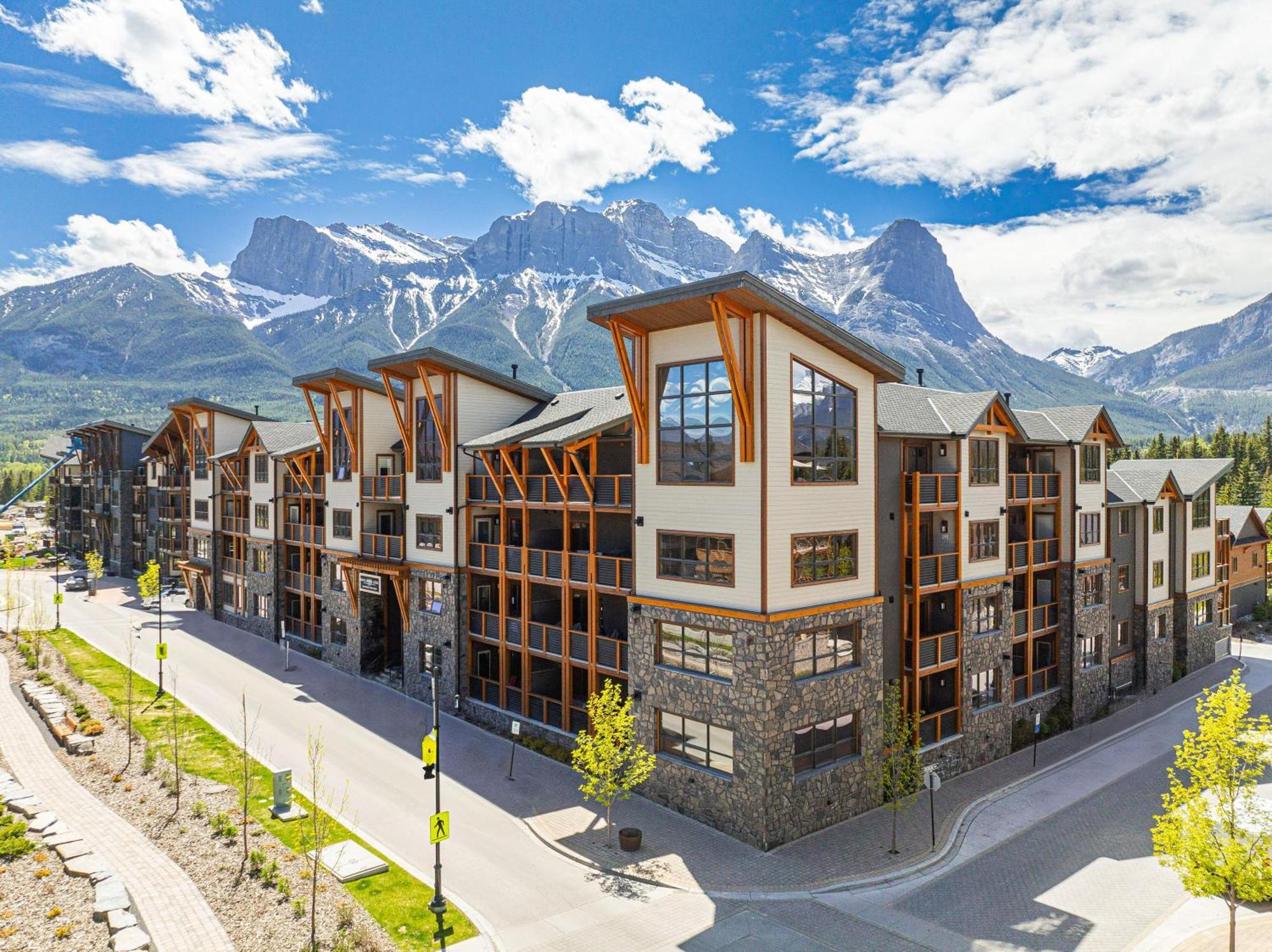 Spring Creek Luxury King One Bedroom At White Spruce Lodge Канмор Экстерьер фото